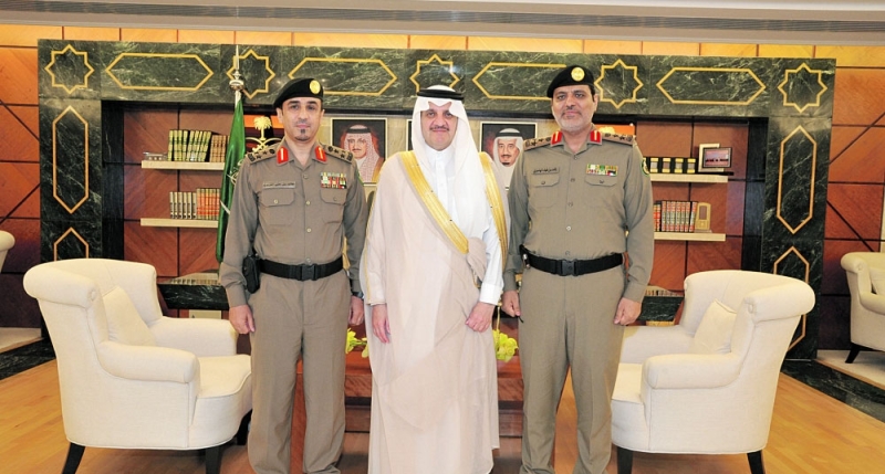 الأمير سعود بن نايف لدى استقباله العميد المزروع والعميد الهاجري 