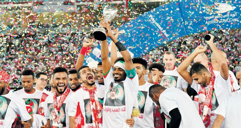 فرحة لاعبي منتخب عمان عقب التتويج بخليجي 23 (أ ف ب)