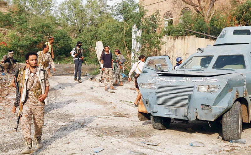 قوات الشرعية اليمنية عقب استعادتها القصر الجمهوري في مدينة تعز (رويترز)