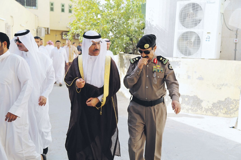 د. خالد البتال خلال توجهه لمسجد الفرقان لآداء الصلاة