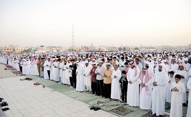 مصلون يؤدون صلاة العيد في عام سابق بمصلى العيد بالدمام