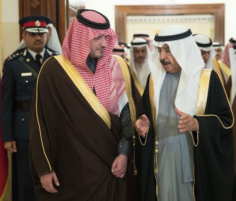 وزير الداخلية يلتقي رئيس الوزراء بمملكة البحرين