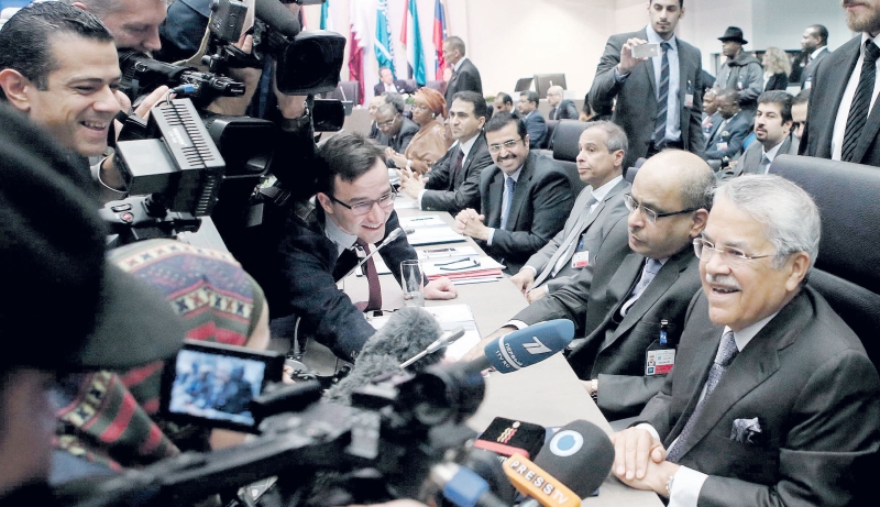 وزير البترول والثروة المعدنية علي النعيمي يتحدث للصحفيين