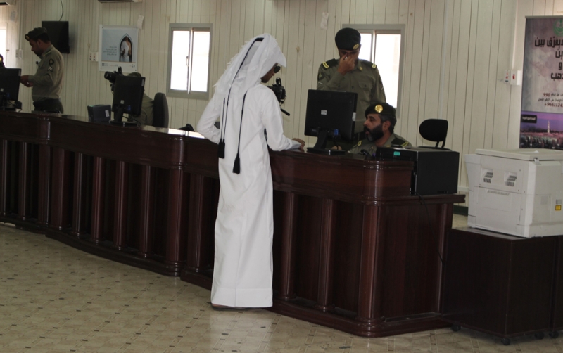 موظفو الجوازات يعملون على خدمة حجاج قطر (تصوير: عماد المحيسن)