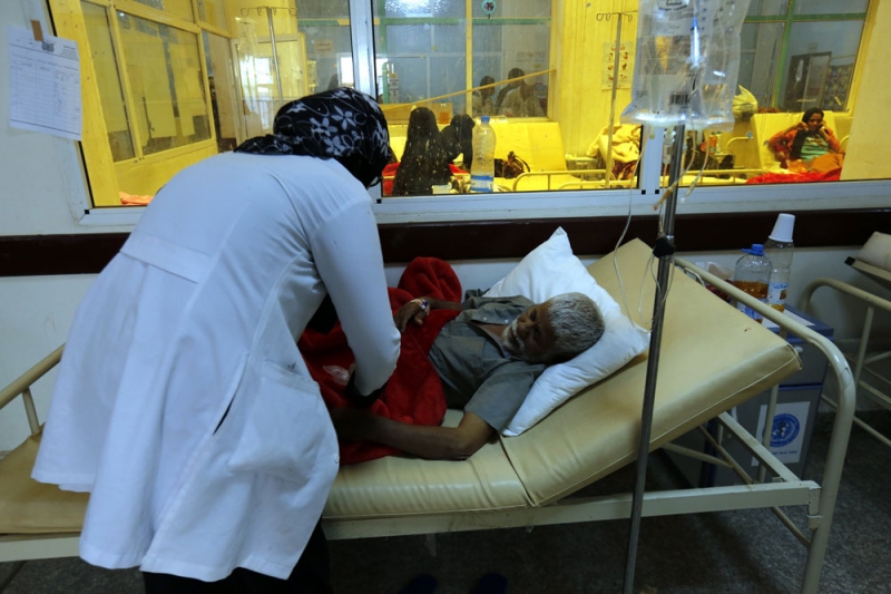 يمنيون مصابون بالكوليرا يتلقون العلاج بمستشفى في صنعاء (إ.ب.أ) 