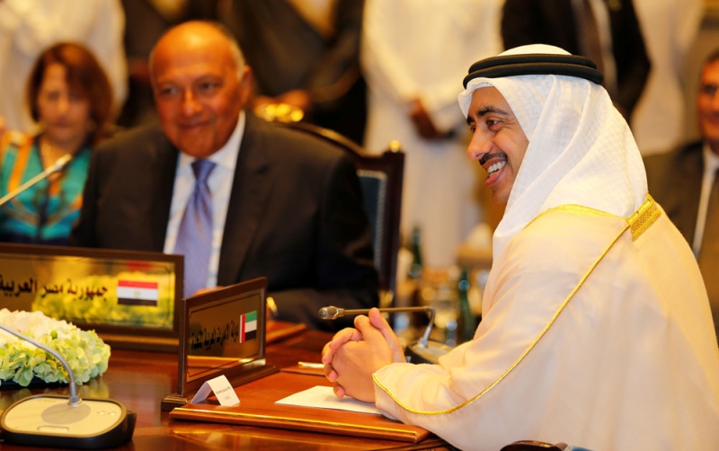 وزيرا خارجية الإمارات ومصر أثناء اجتماع المنامة (رويترز)