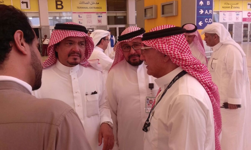 وزير الحج خلال تفقده صالات مطار الملك عبدالعزيز بجدة (واس)