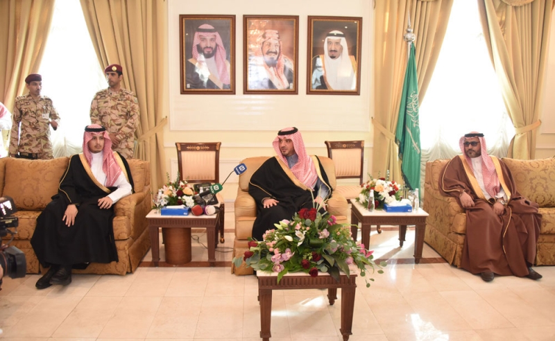 الأمير عبدالعزيز بن سعود يتوسط نائب أمير المنطقة الشرقية ومحافظ القطيف (تصوير: حسن الدبيس)