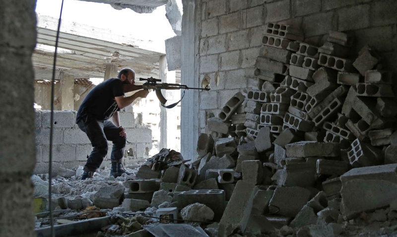 مقاتل بالمعارضة السورية في مواجهة الميليشيات في الغوطة (أ ف ب)