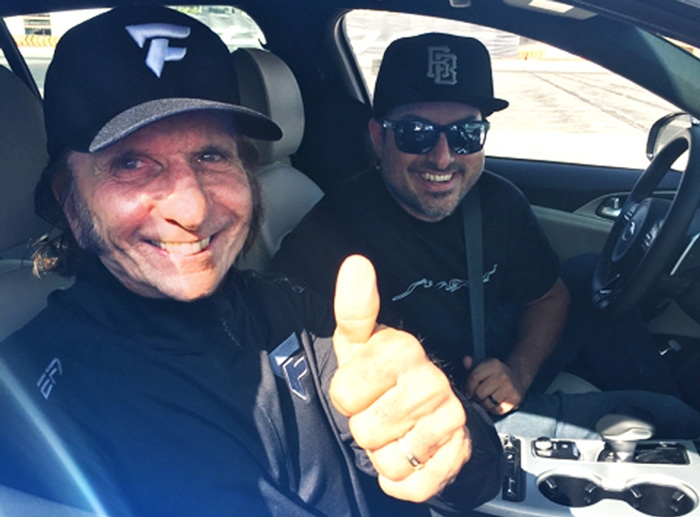 السائق المحترف فيتيبالدي خلال تجربته سيارة ستينجر 2018 (اليوم)