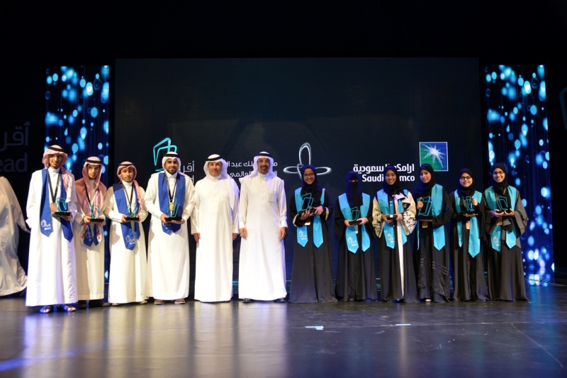 صورة جماعية للفائزين والفائزات في مسابقة أقرأ مع الأستاذ خالد الفالح، والمدير التنفيذي لشؤون أرامكو السعودية، الأستاذ ناصر النفيسي في الوسط