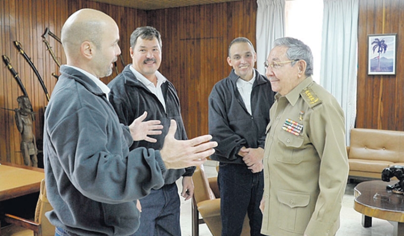 الرئيس الكوبي راؤول كاسترو مستقبلاً السجناء الذين أطلقتهم الولايات المتحدة