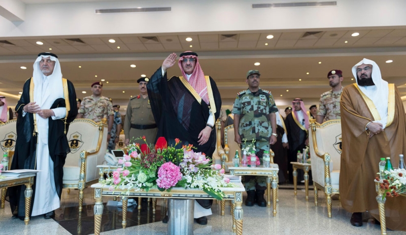 الأمير خالد الفيصل وولي العهد خلال استعراض قوات أمن الحج 