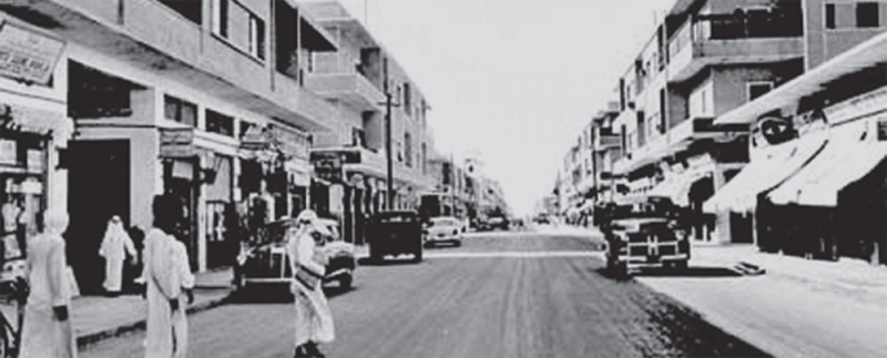 أجزخانة الشفاء في شارع الأمير (الملك) خالد عام 1958 (المحل الأول إلى يسار الصورة) ـ (أرشيف أرامكو)