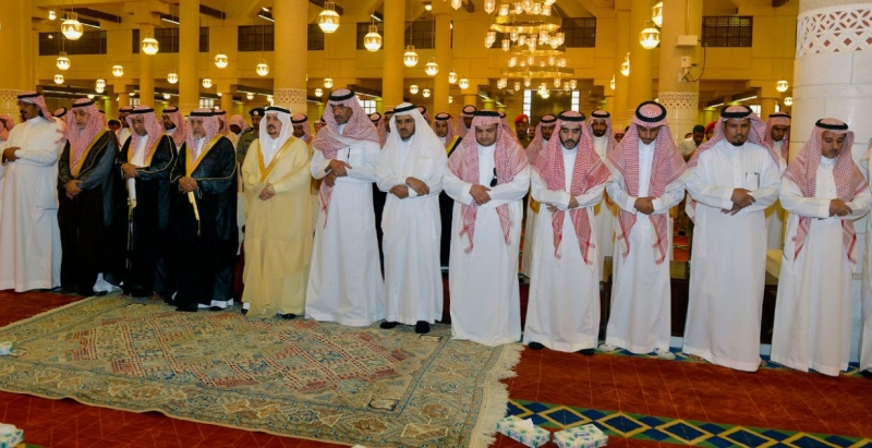 أمير الرياض يؤدي صلاة الميت على الأمير محمد بن عبدالمحسن المشاري