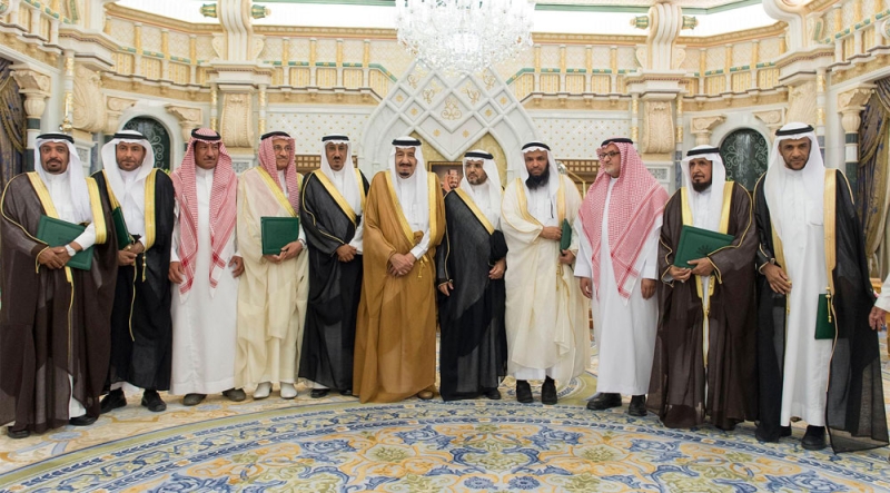 خادم الحرمين الشريفين يكرم الفائزين بجائزة الملك عبدالعزيز للكتاب 