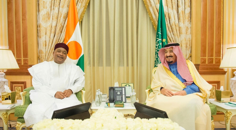 خادم الحرمين الشريفين يعقد جلسة مباحثات رسمية مع رئيس جمهورية النيجر ويقلده قلادة الملك عبدالعزيز

