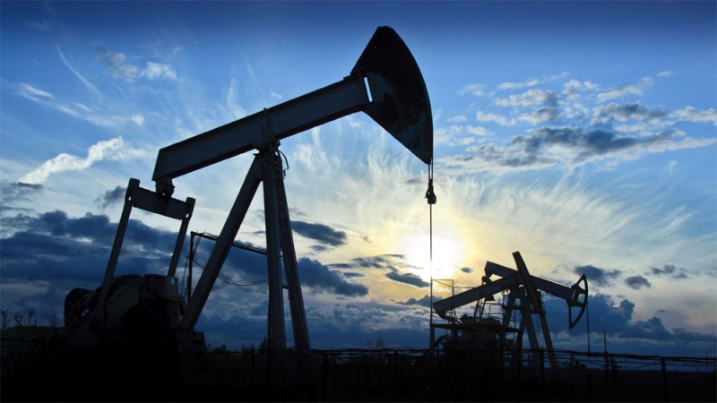 النفط يواصل خسائره بعد تقرير يظهر ارتفاعا مفاجئا للمخزونات