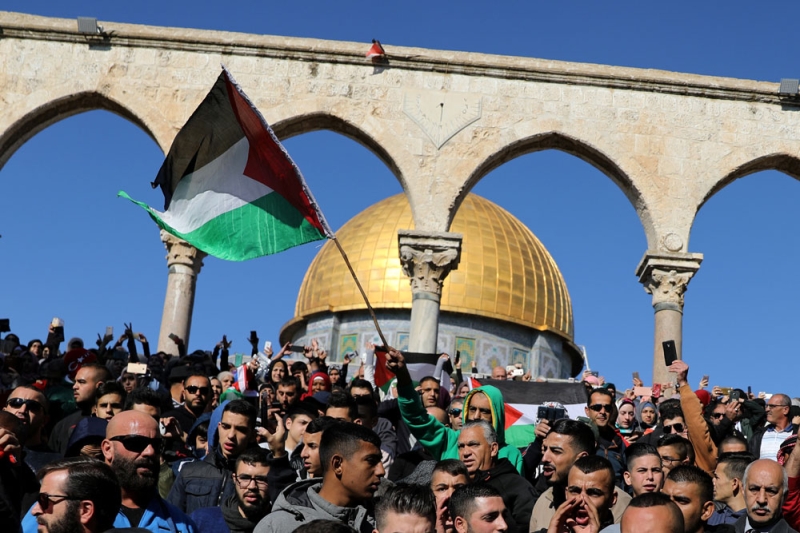 مصلون فلسطينيون يهتفون في تظاهرات عقب صلاة الجمعة بالحرم القدسي (أ.ف.ب) 