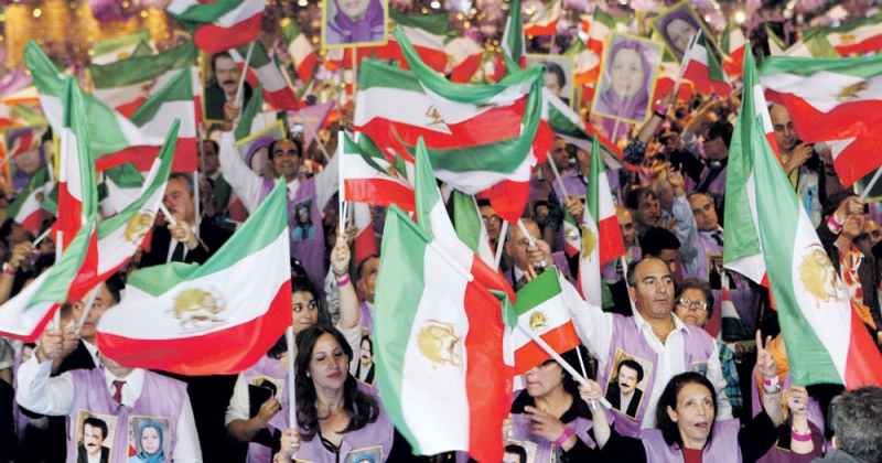 تجمع للمعارضة الإيرانية أثناء عقد مؤتمر لها في العاصمة الفرنسية باريس (إ.ب.أ)