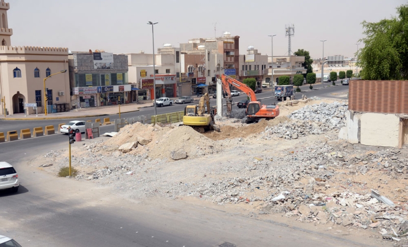 أعمال إزالة العقارات بشارع الرياض وسط الهفوف (تصوير: ابراهيم السقوفي)