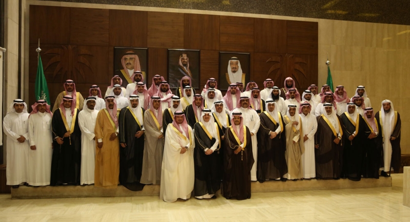 الأمير سعود بن نايف يتوسط منظمي مهرجان «كلنا الخفجي» 