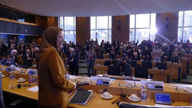 زعيمة المعارضة الإيرانية خلال حديثها في البرلمان الأوروبي (اليوم)