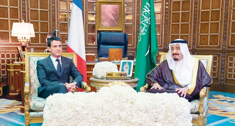 خادم الحرمين الشريفين خلال جلسة المباحثات مع رئيس وزراء فرنسا