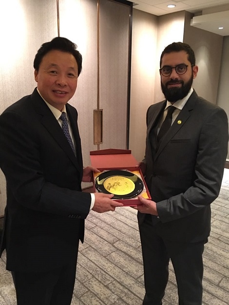 نائب وزير الرياضة الصيني يقدم هدية تذكارية للأمير خالد بن بندر- مركز المعلومات 