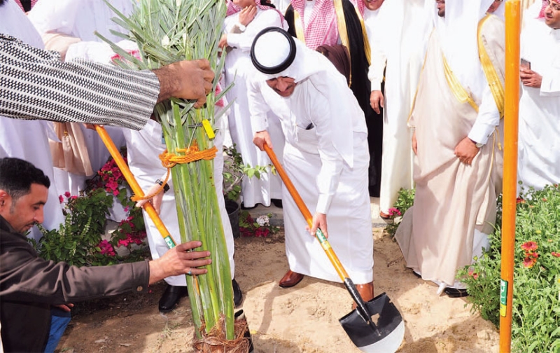 د. خالد البتال يزرع شجرة إيذانا بانطلاق أسبوع الشجرة أمس