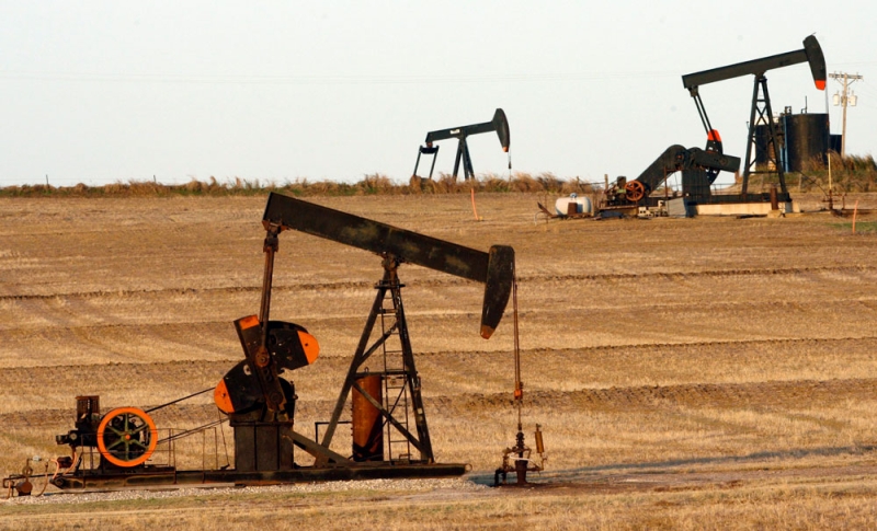 النفط يتماسك فوق 55 دولارا قبل بدء تنفيذ اتفاق خفض الإنتاج