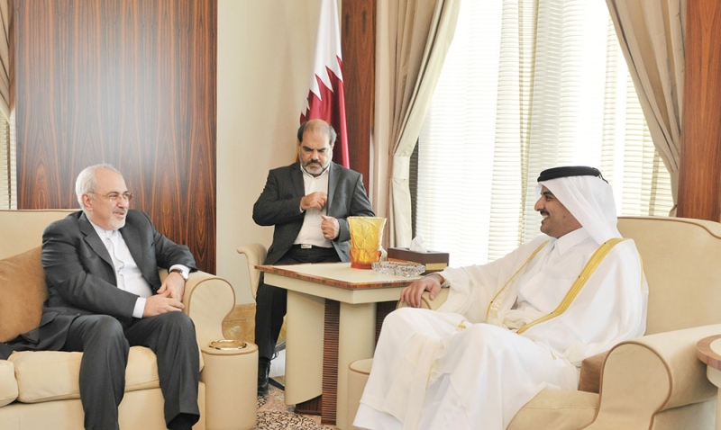 لقاء في مارس الماضي يجمع أمير قطر ووزير خارجية نظام إيران (كونا) 