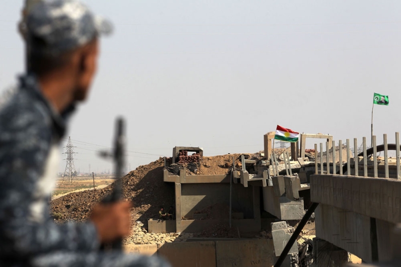 جندي عراقي ينظر تجاه تمركز للبشمركة على جسر كركوك (أ ف ب)
