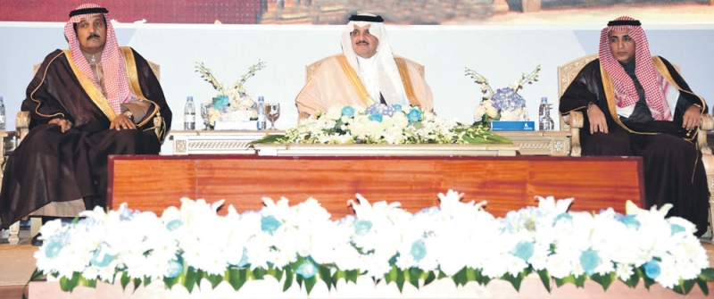 الأمير سعود بن نايف يتوسط مصلح العتيبي وعبدالرحمن العطيشان (تصوير- أمجد أفضل، عمر الشمري)