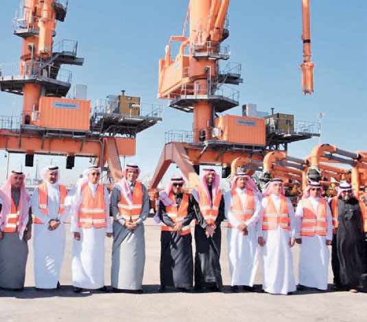 د. العامودي يتوسط حضور تدشين تطوير ميناء الملك عبد العزيز (اليوم)
