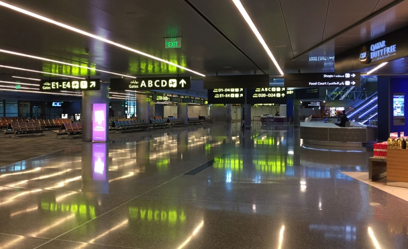 صالة مطار الدوحة مهجورة تماما من حركة الركاب بعد المقاطعة (رويترز)