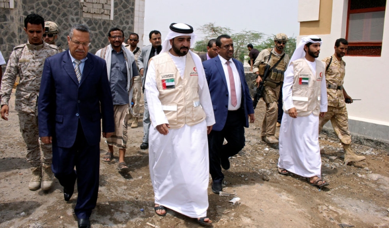 رئيس الوزراء اليمني لدى زيارته مدينة المخا للمرة الأولى منذ تحريرها (رويترز)