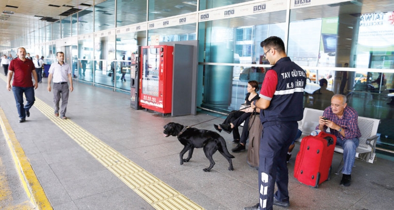 وحدة من الحراس بمدخل مطار أتاتورك