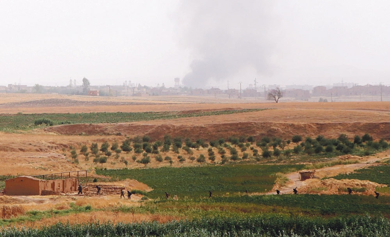 دخان القصف يتصاعد من إحدى قرى الحسكة في اشتباكات الأكراد وداعش