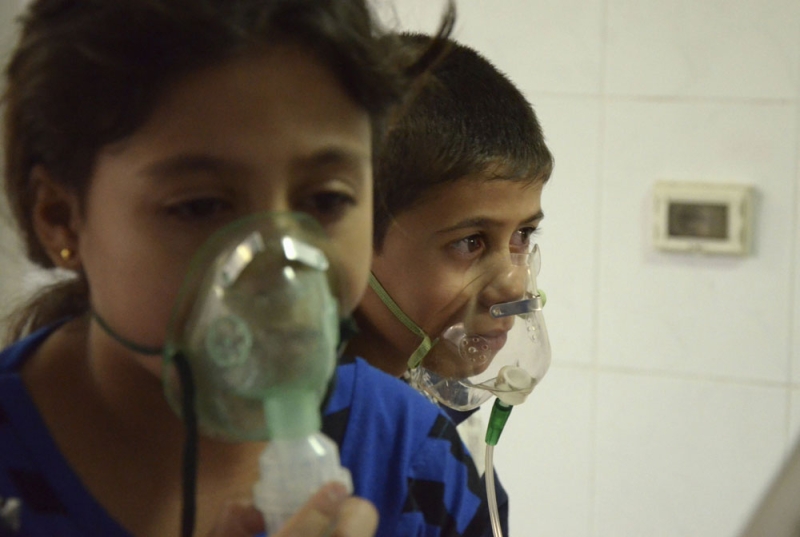 طفلان سوريان بعد انقاذهما من غاز الأسد الكيماوي في خان شيخون (رويترز)