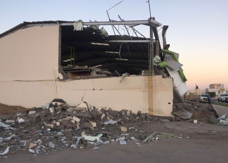 إصابة مواطن وطفلته ومقيمين إثر سقوط مقذوفات عسكرية على أحياء سكنية بمدينة نجران 