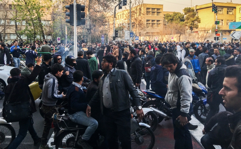 جانب من الاحتجاجات الشعبية ضد سياسة نظام إيران (أ.ب)