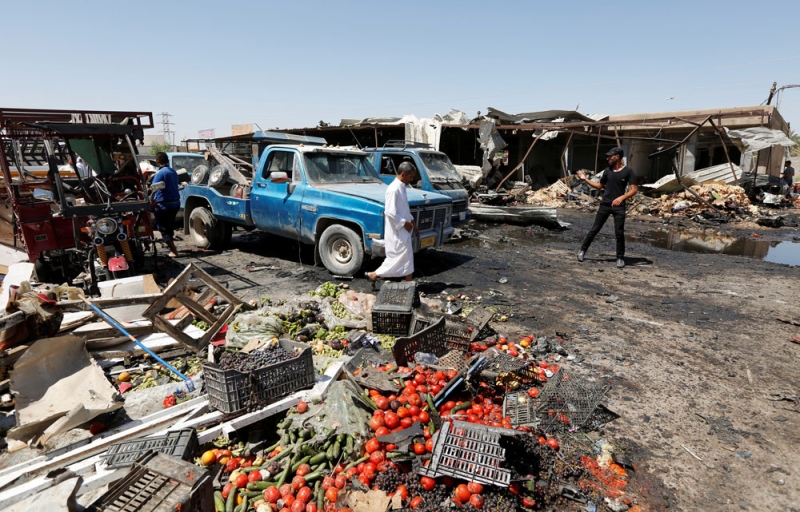 عراقيون في موقع انفجار السيارة المفخخة بمنطقة الراشدية 
