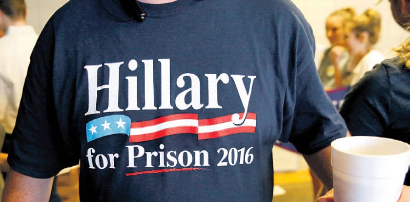 مناصر لترامب يرتدي قميصًا مناهضاً لكلينتون و«ويكليكس» تطلق وثائق ضدها