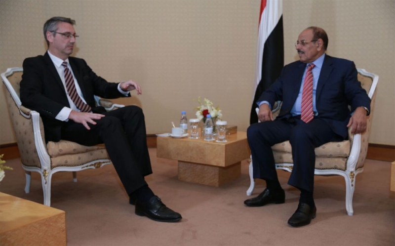 نائب الرئيس اليمني يؤكد أن أولويات بلاده استعادة الدولة ومكافحة الإرهاب