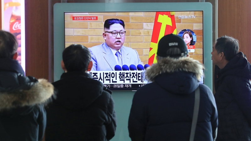 كوريون يتابعون كلمة الرئيس كيم جونج أون أمس (رويترز)
