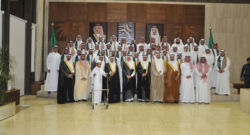 الأمير سعود بن نايف يتوسط رئيس وأعضاء جمعية العمل التطوعي
