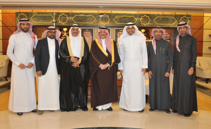 الأمير سعود بن نايف بن عبدالعزيز يتوسط مجلس إدارة نادي الخليج أمس الأول (الثلاثاء) في مكتبه بالإمارة (اليوم) 