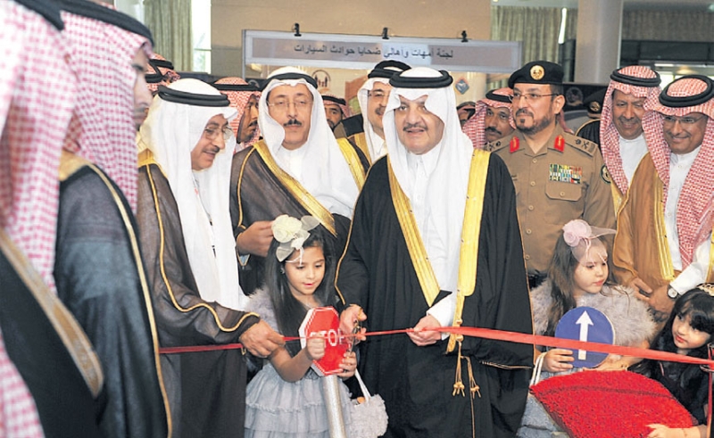 الأمير سعود بن نايف يدشن المعرض المصاحب
