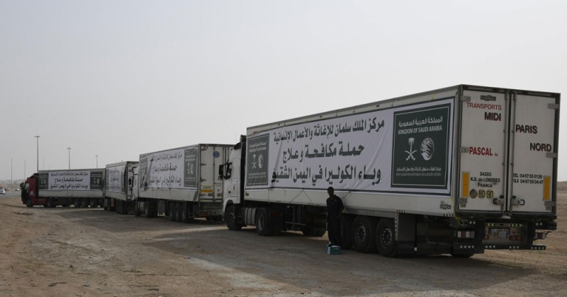 الدكتور الربيعة يدشن قافلة برية تحمل 550 طنًا من الأدوية والمستلزمات لمكافحة وباء الكوليرا في اليمن